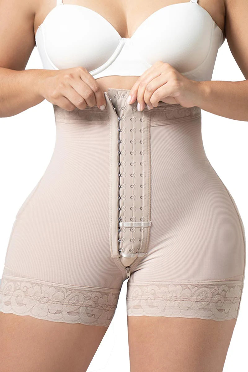 Short Con Broche Tiro Alto