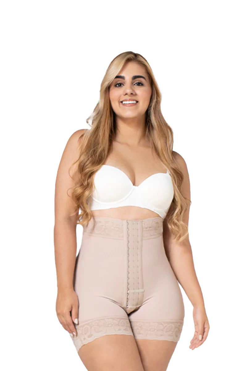 Short Con Broche Tiro Alto